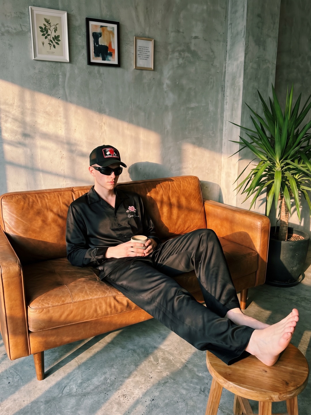 Quiet café candid: Let the morning light do the flexing
